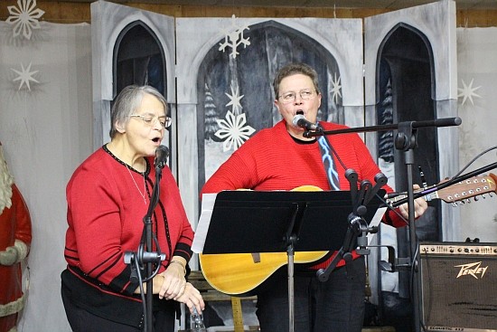 HSJ Online held a fundraising performance on Friday, Dec. 13th at WILLow LeaVes of Hope. Photos by Trinity Whitted