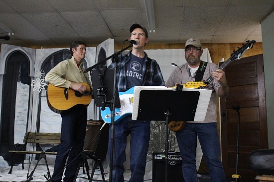 HSJ Online held a fundraising performance on Friday, Dec. 13th at WILLow LeaVes of Hope. Photos by Trinity Whitted
