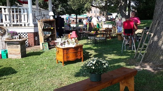 Scenes from the 2017 Arts & Antiques Fair, held on the Hope Town Square. HSJ Online photo.