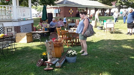 Scenes from the 2017 Arts & Antiques Fair, held on the Hope Town Square. HSJ Online photo.